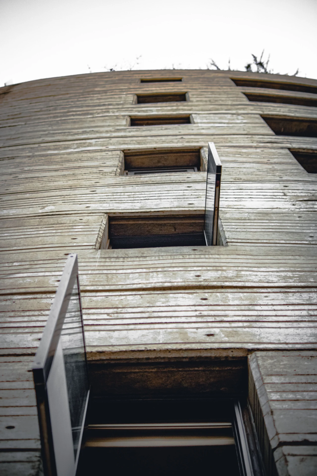 Brutalist architecture in Mexico City, photographed by Moisés Fonseca. The essay is an original observation exercise, not reporting about this building.